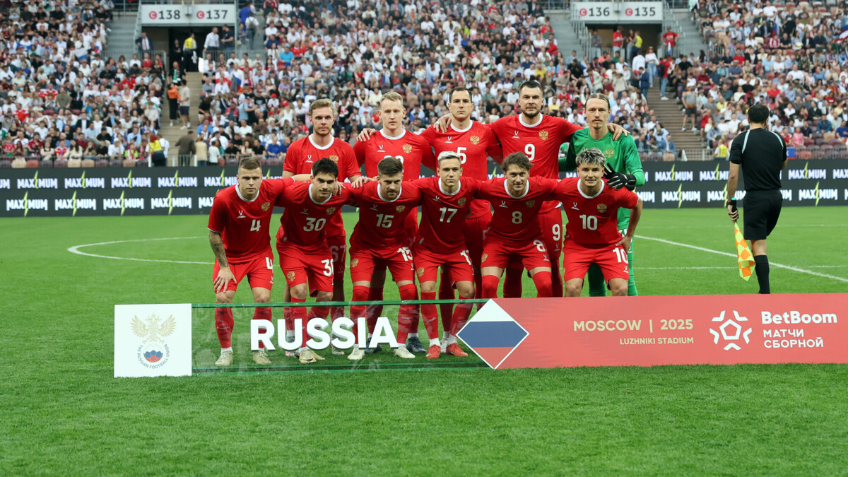 Сборная России прилетела в Минск на игру с Белоруссией